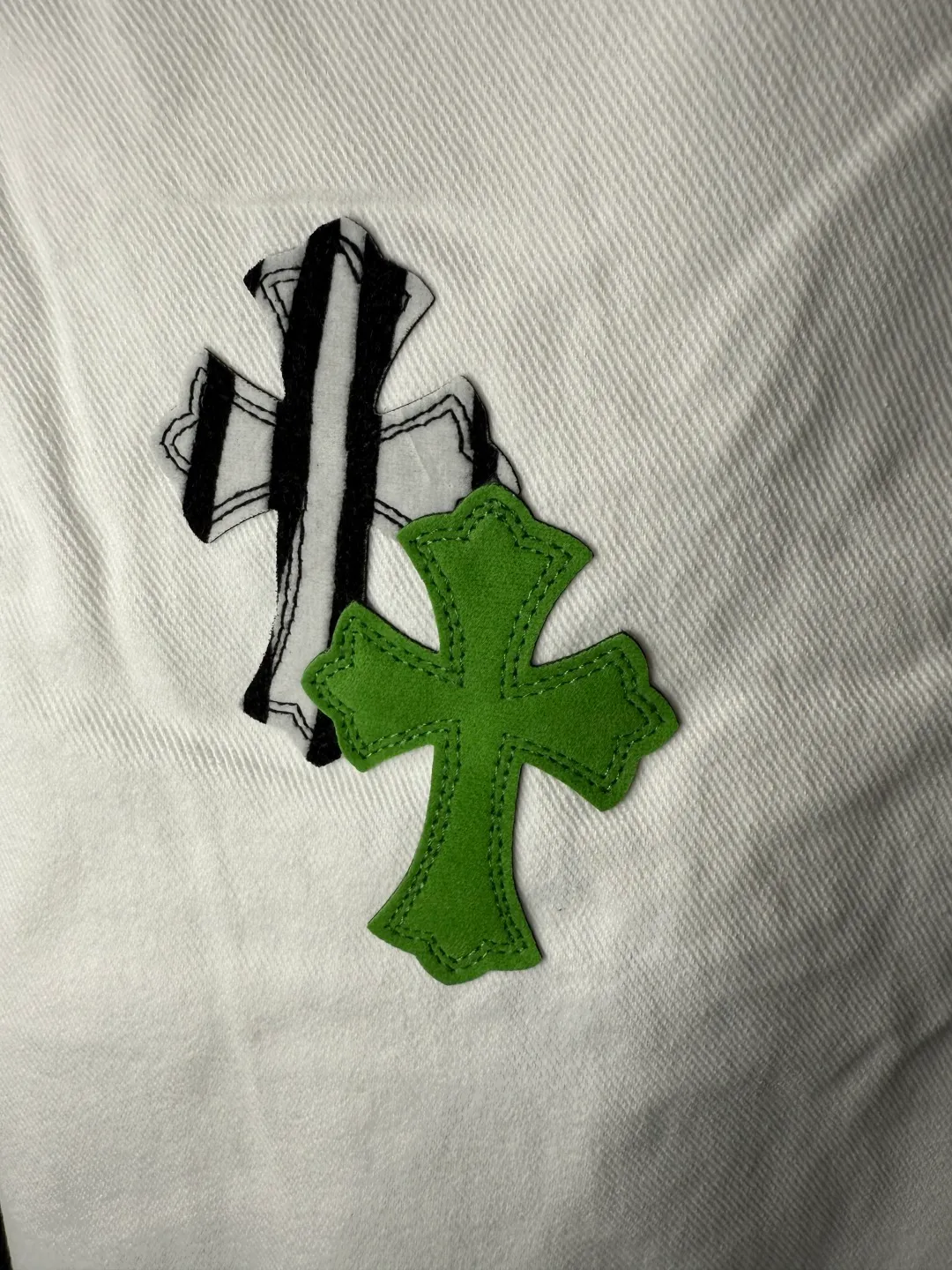 P230 💰 (Top version) Chrome Hearts/Chrome Hearts Classic white and green series colored leather cross washed color cloth unisex denim trousers Vibe style straight stacked god-level version Carbon fine bias denim color cloth Old vintage complete set of hardware - Chrome Hearts white cow series The high version uses high-ounce customized fabrics, fermentation washing and soft color fixation, soft and thick to wear. The details are all produced by hand-polished craftsmanship. All-over printed jacquard fabric Unique design style. Through multiple processes to create a full retro feel. Unique niche non-contrast shirt. Customized distressed spray-painted buttons. Craftsmanship in every detail. Color: white and green. Size: 28-30-32-34 (corresponding to S-M-L-XL)